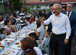 Bakan Elvan Mersin'de vatandaşlarla iftar yaptı