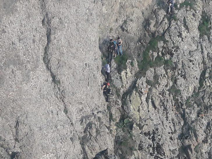 Dağda uçkun otu toplarken kayalıklardan düşen bir kişi öldü, bir kişi yaralandı