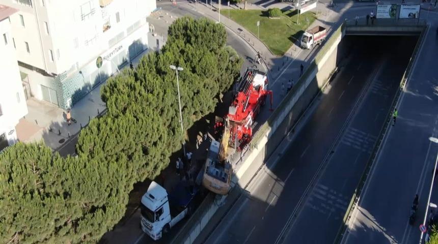 Bah&ccedil;elievler'de TIR'ın &uuml;zerindeki kep&ccedil;e devrildi