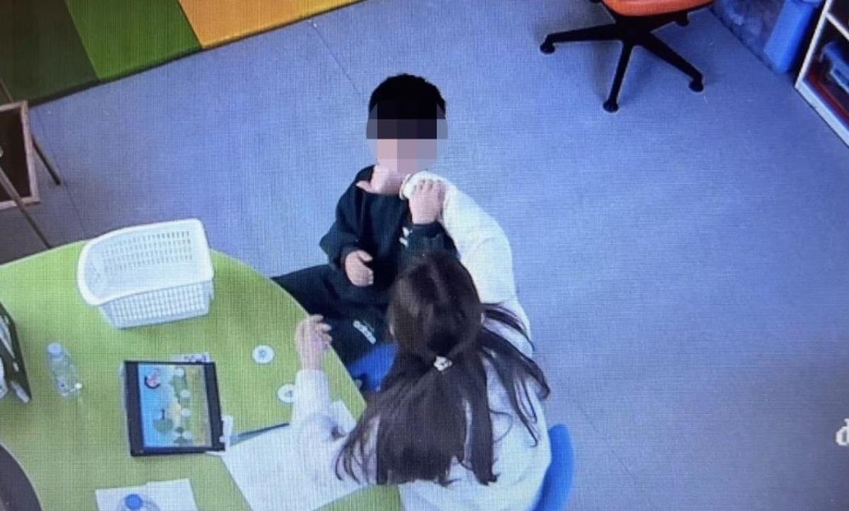 Mersin de otizmli &ccedil;ocuğa şiddet kamerada: &Ouml;ğretmen tutuklandı 1