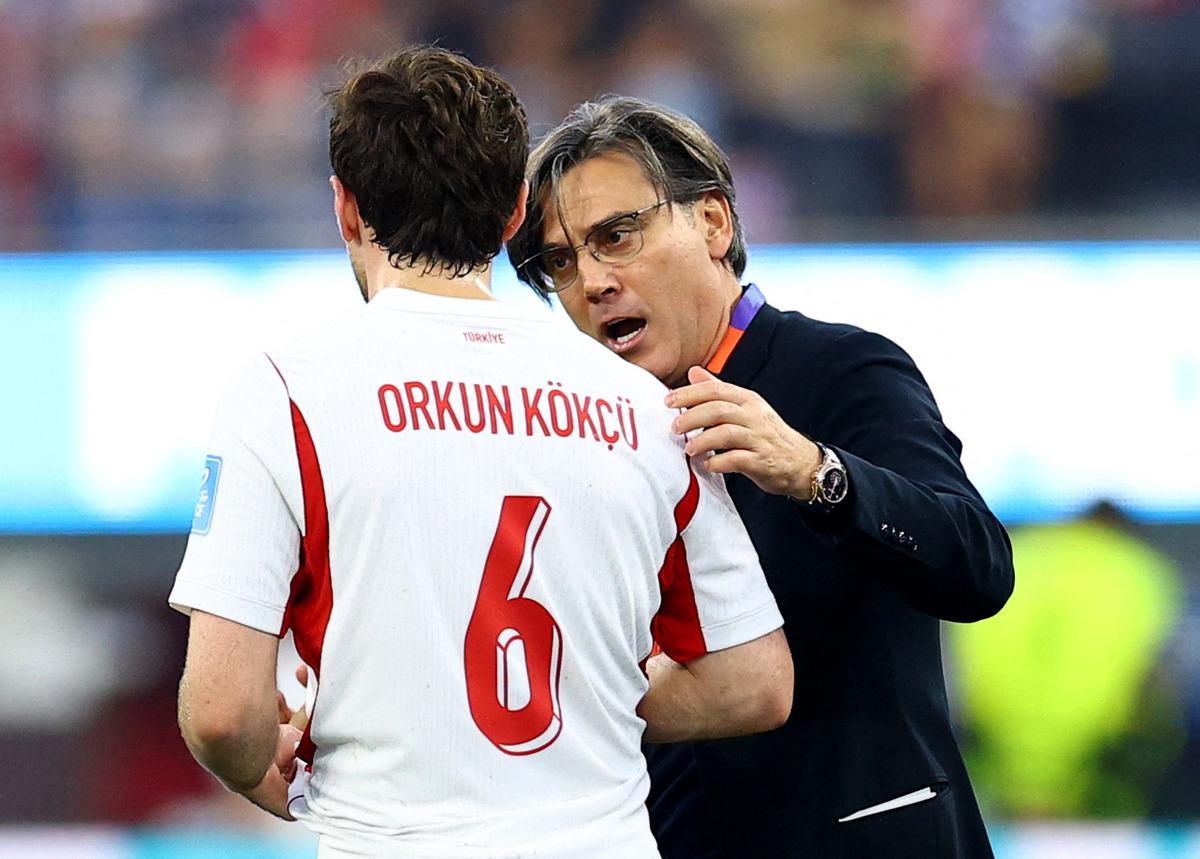 &Uuml;mit &Ouml;zat devre arasında patladı: "Milli Takım ı San Marino ya &ccedil;evirdiniz, gol attık diye seviniyoruz!" 1