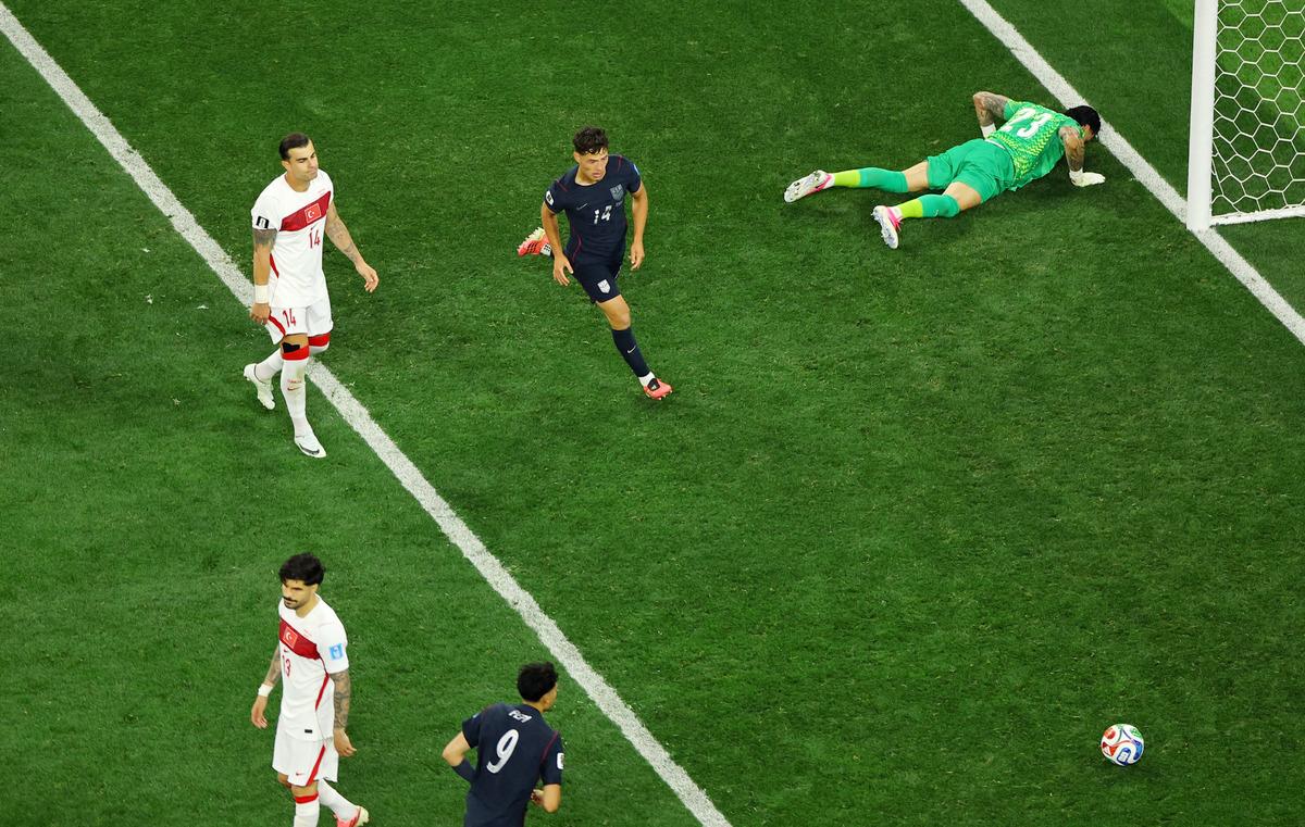 &Uuml;mit &Ouml;zat devre arasında patladı: "Milli Takım ı San Marino ya &ccedil;evirdiniz, gol attık diye seviniyoruz!" 2