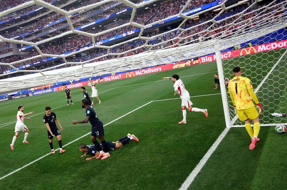 &Uuml;mit &Ouml;zat devre arasında patladı: "Milli Takım ı San Marino ya &ccedil;evirdiniz, gol attık diye seviniyoruz!" 3