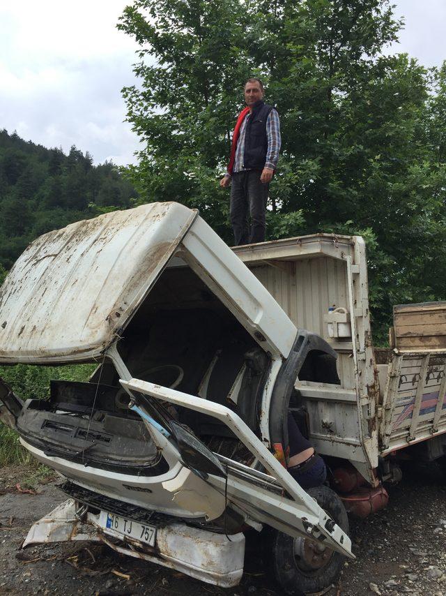 &Ouml;l&uuml;mle yaşam arasındaki 30 dakika! Baba oğul selde birbirine sarılıp direndi 1