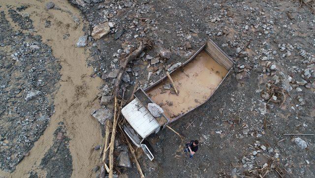 &Ouml;l&uuml;mle yaşam arasındaki 30 dakika! Baba oğul selde birbirine sarılıp direndi 3