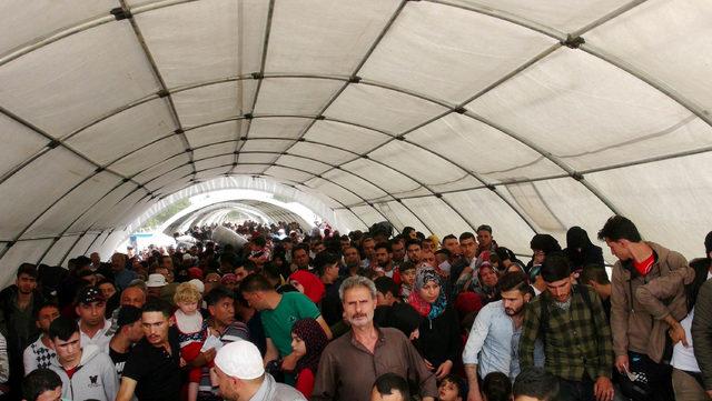 Öncüpınar'da Suriyelilerin bayram geçişi yoğunluğu