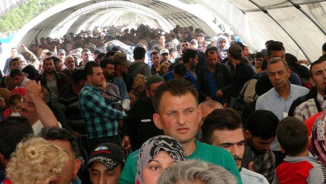 Öncüpınar'da Suriyelilerin bayram geçişi yoğunluğu