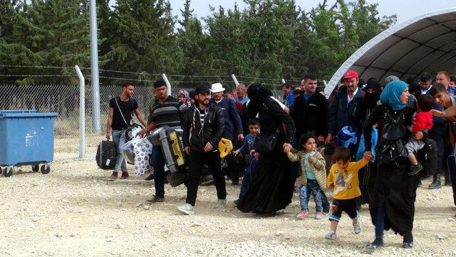 Öncüpınar'da Suriyelilerin bayram geçişi yoğunluğu