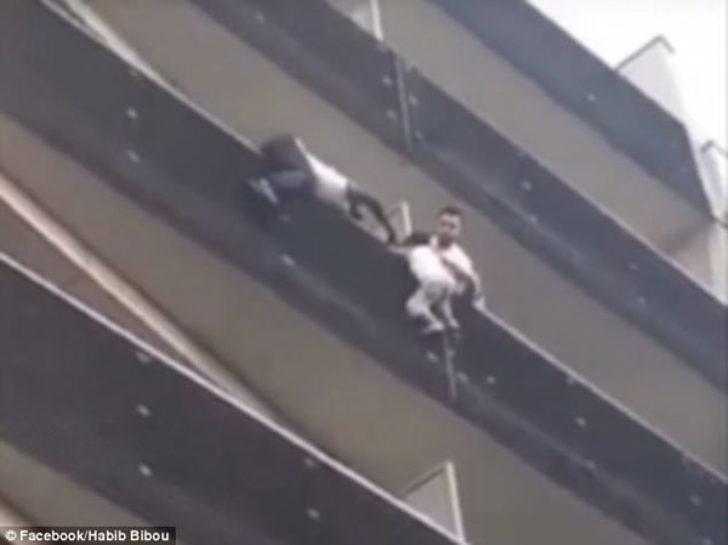 Kahraman göçmen dört kat tırmanıp bebeği kurtardı!  G2