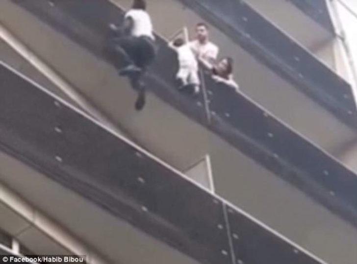 Kahraman göçmen dört kat tırmanıp bebeği kurtardı!  G3