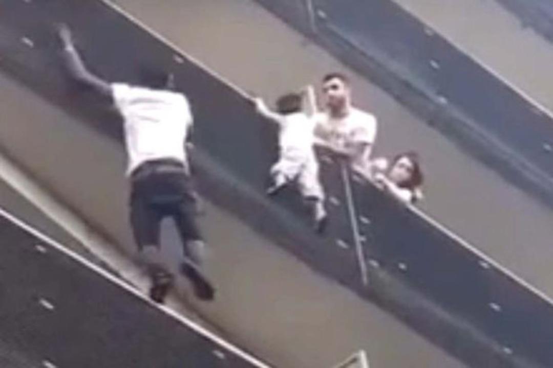 Kahraman g&ouml;&ccedil;men d&ouml;rt kat tırmanıp bebeği kurtardı! 