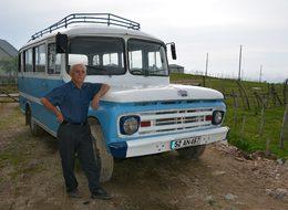 1962 model otobüsüne gözü gibi bakıyor 
