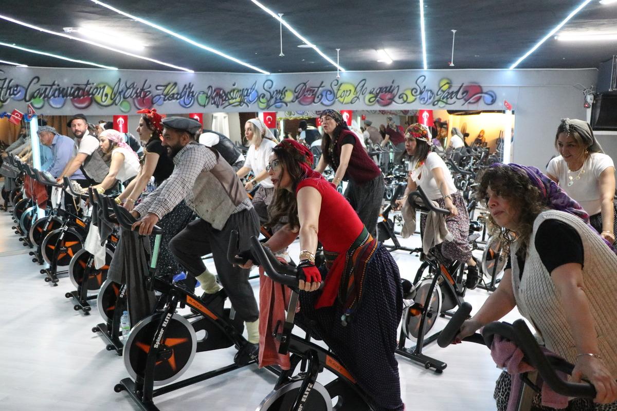 En ilgin&ccedil; kilo verme y&ouml;ntemi: Şalvar giyip, pedal &ccedil;eviriyorlar! 6