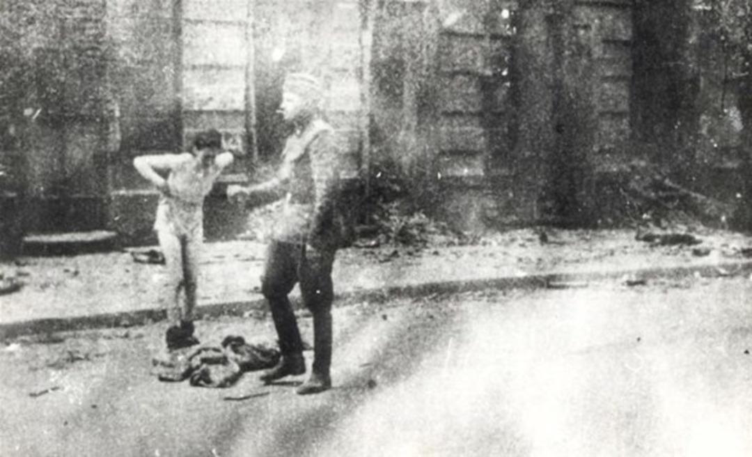 Savaşın acımasız y&uuml;z&uuml;! Sokağın ortasında soyup...