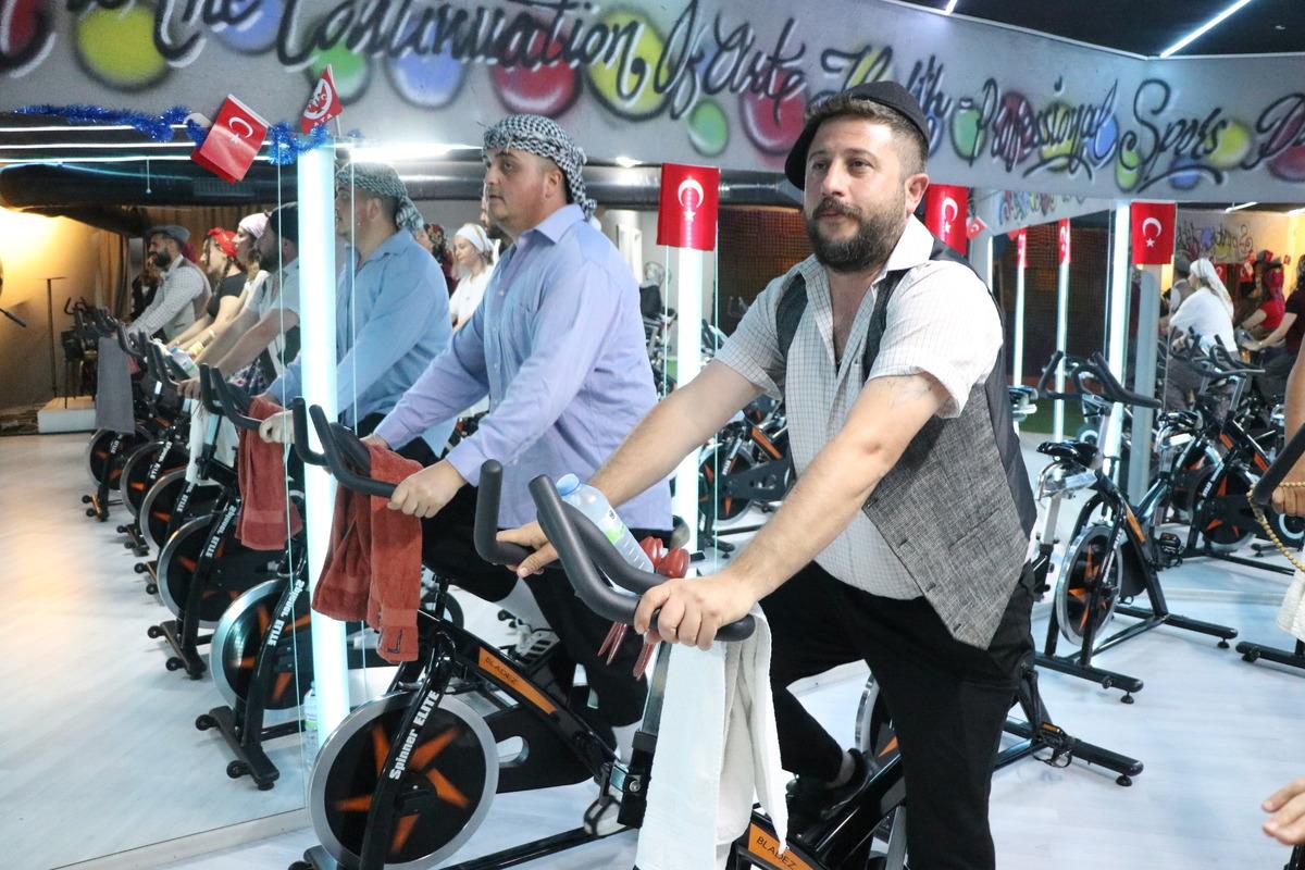En ilgin&ccedil; kilo verme y&ouml;ntemi: Şalvar giyip, pedal &ccedil;eviriyorlar! 1