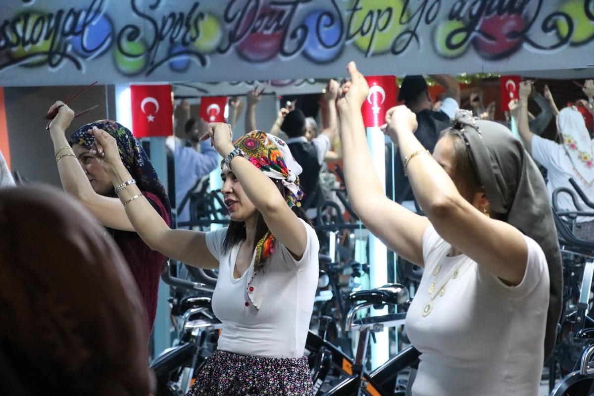 En ilgin&ccedil; kilo verme y&ouml;ntemi: Şalvar giyip, pedal &ccedil;eviriyorlar! 2
