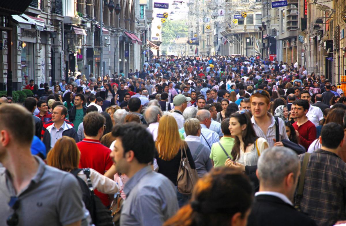 T&Uuml;İK verileri şaşırttı! T&uuml;rkiye g&uuml;n&uuml;n&uuml; en &ccedil;ok ne yaparak ge&ccedil;iriyor? 2