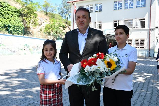 Bursa ve &ccedil;evre illerde &ouml;ğrenciler karnelerini aldı 1