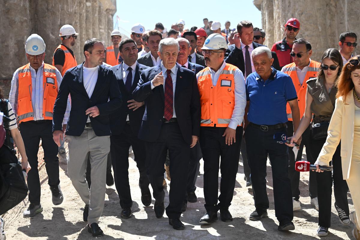 Rozetlerini Erdoğan takmıştı! Mansur Yavaş sessiz kalmadı 2