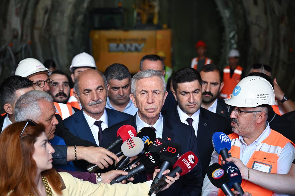 Rozetlerini Erdoğan takmıştı! Mansur Yavaş sessiz kalmadı 5