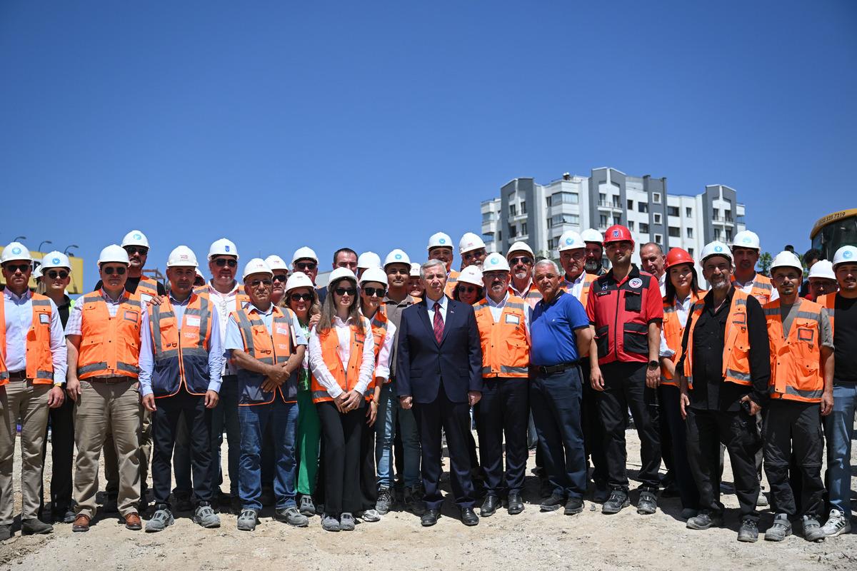 Rozetlerini Erdoğan takmıştı! Mansur Yavaş sessiz kalmadı 8