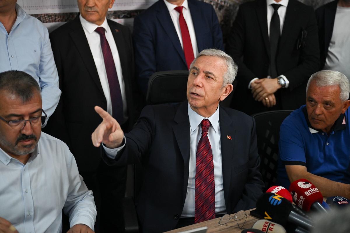 Rozetlerini Erdoğan takmıştı! Mansur Yavaş sessiz kalmadı 10