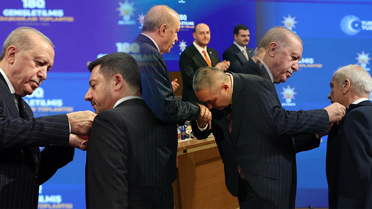 Rozetlerini Erdoğan takmıştı! Mansur Yavaş sessiz kalmadı 11