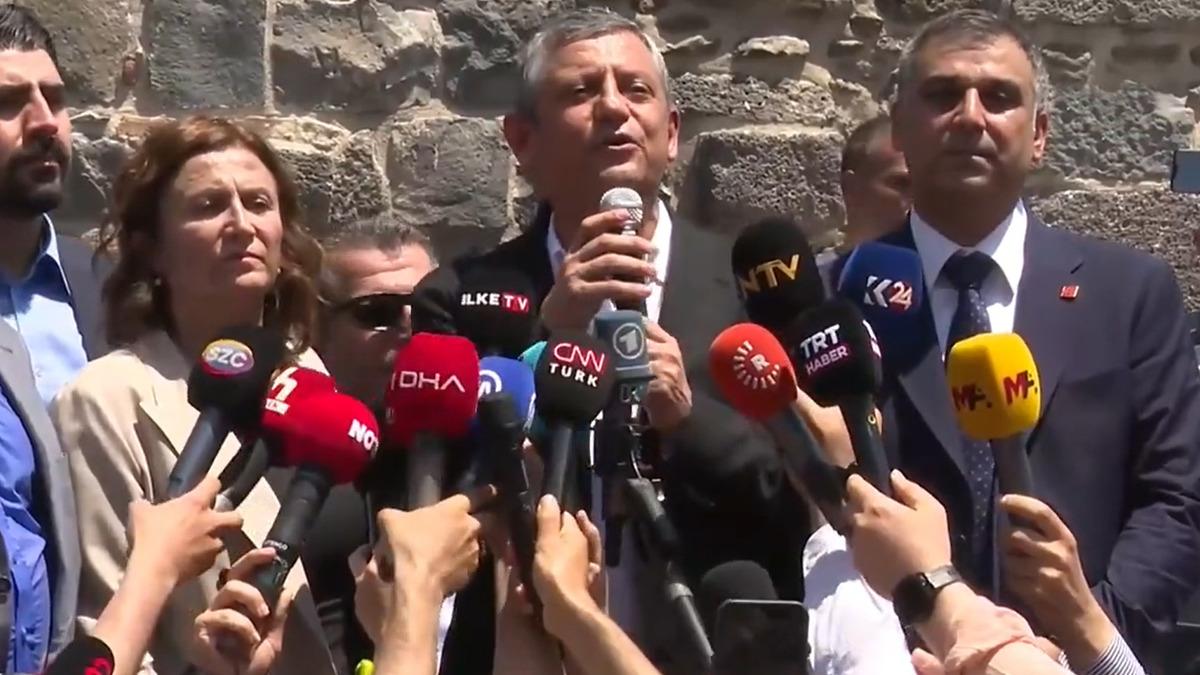 &Ouml;zg&uuml;r &Ouml;zel "G&uuml;ne b&ouml;yle başladık" diyerek a&ccedil;ıkladı: "Selahattin Demirtaş a selam olsun" 1