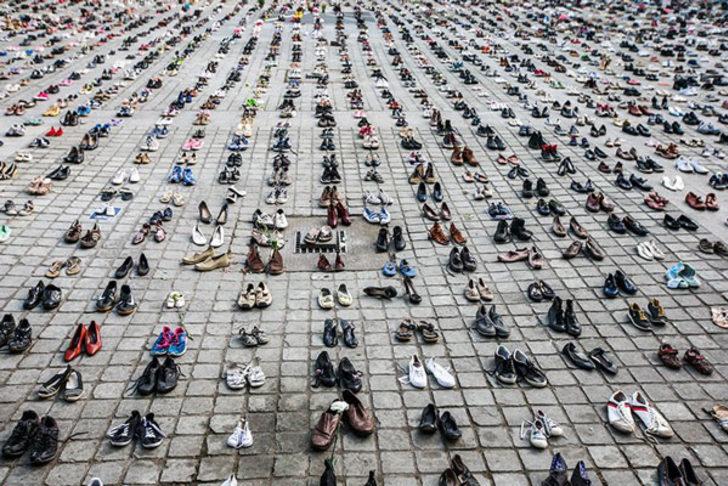 Tüyleri diken diken eden eylem! Tam tamına 4500 çift ayakkabı...  G2