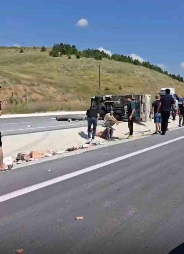 Tuğla y&uuml;kl&uuml; kamyonet devrildi: 3 yaralı 2