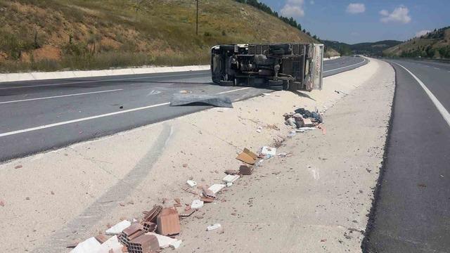 Tuğla y&uuml;kl&uuml; kamyonet devrildi: 3 yaralı 1