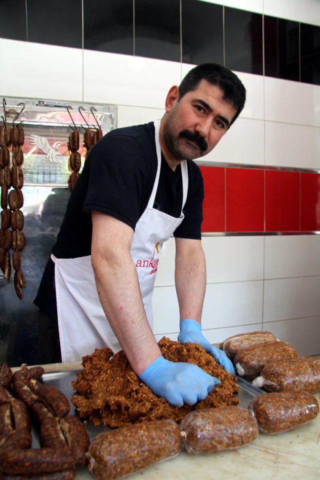 Kayseri'de ramazanın vazgeçilmezi sucuk içi