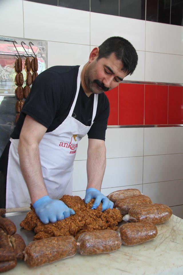 Kayseri'de ramazanın vazgeçilmezi sucuk içi