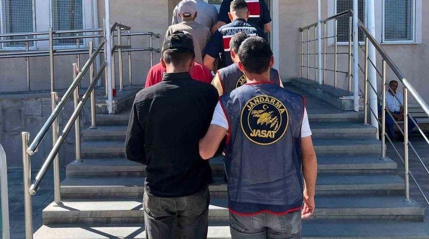 Niğde&rsquo;de 8,5 ton g&uuml;breyi r&ouml;morkla birlikte &ccedil;alanlar yakalandı