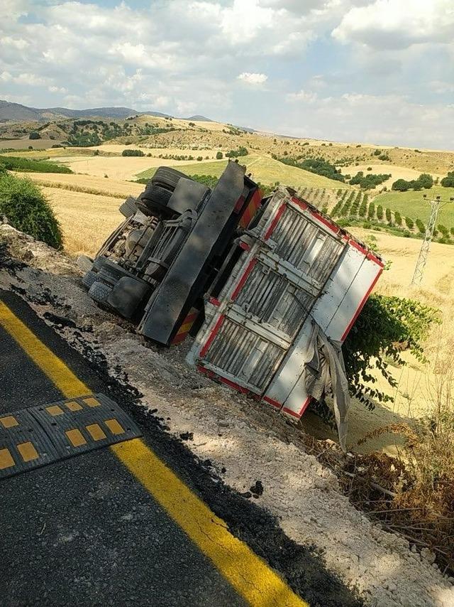 Arpa y&uuml;kl&uuml; kamyon şarampole devrildi 1