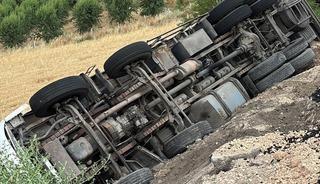 Arpa y&uuml;kl&uuml; kamyon şarampole devrildi
