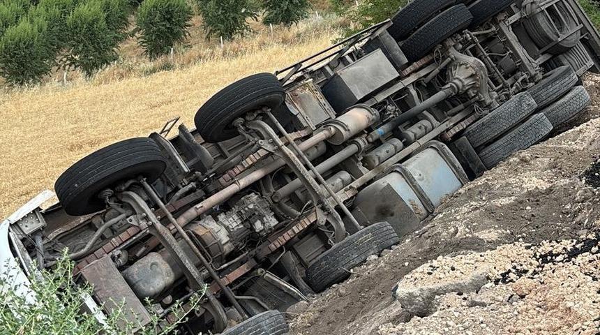 Arpa y&uuml;kl&uuml; kamyon şarampole devrildi