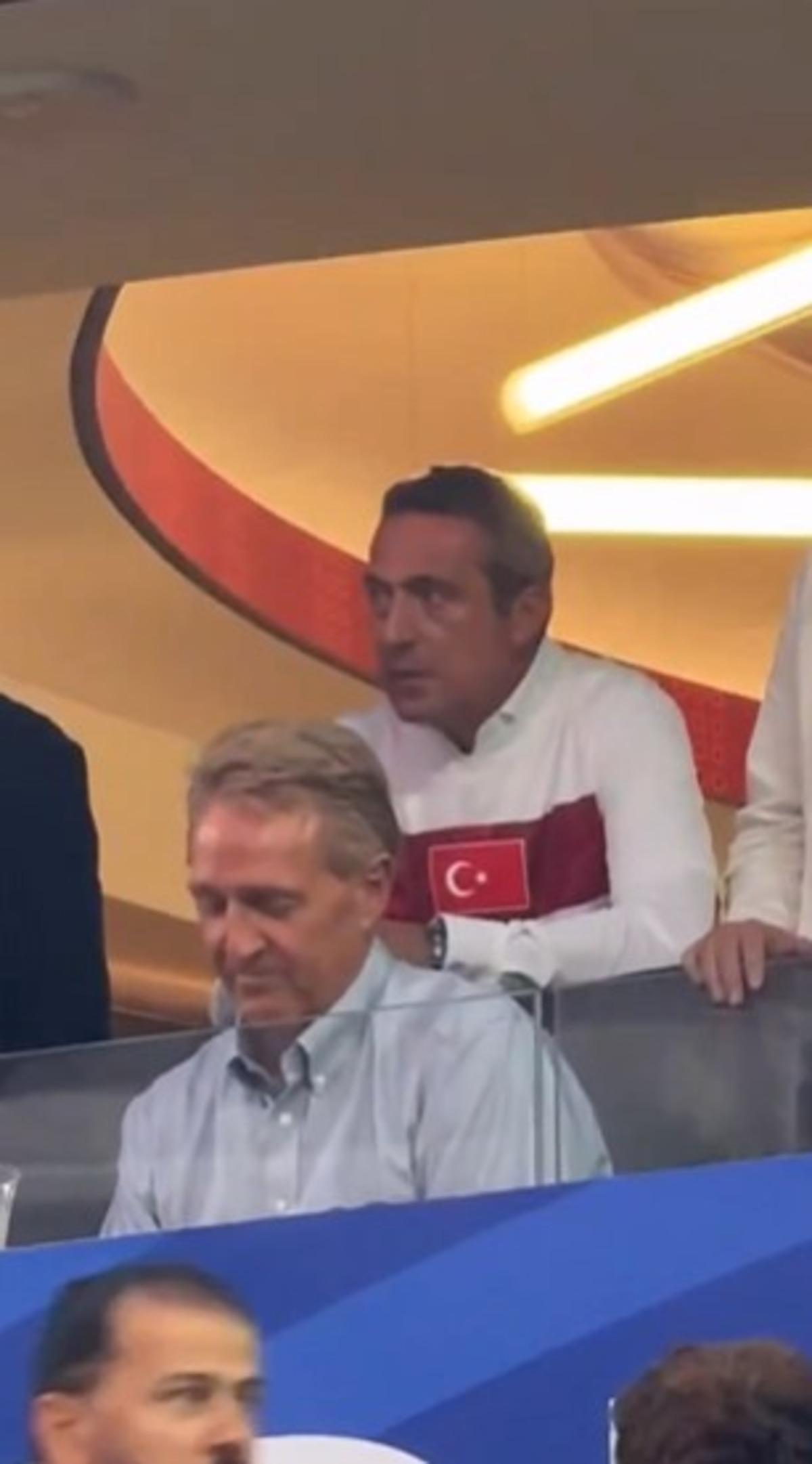 Ali Ko&ccedil; ve Brad Pitt T&uuml;rkiye-ABD ma&ccedil;ını yan yana izledi! Loca fiyatı ortaya &ccedil;ıktı  3