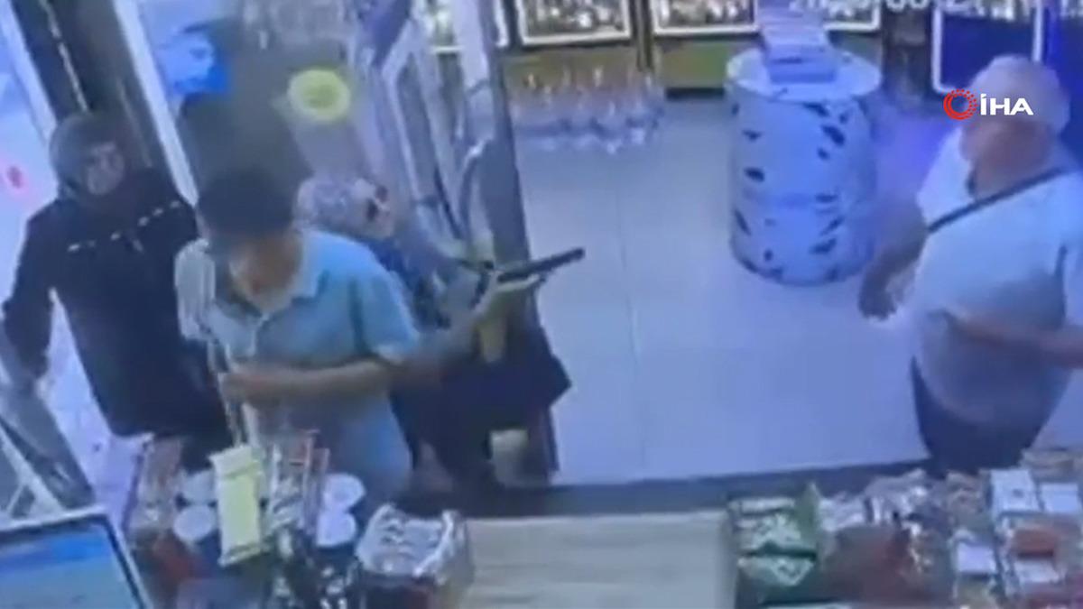 Kocasını &ouml;ld&uuml;rmek isterken silahı tutukluk yaptı!  1