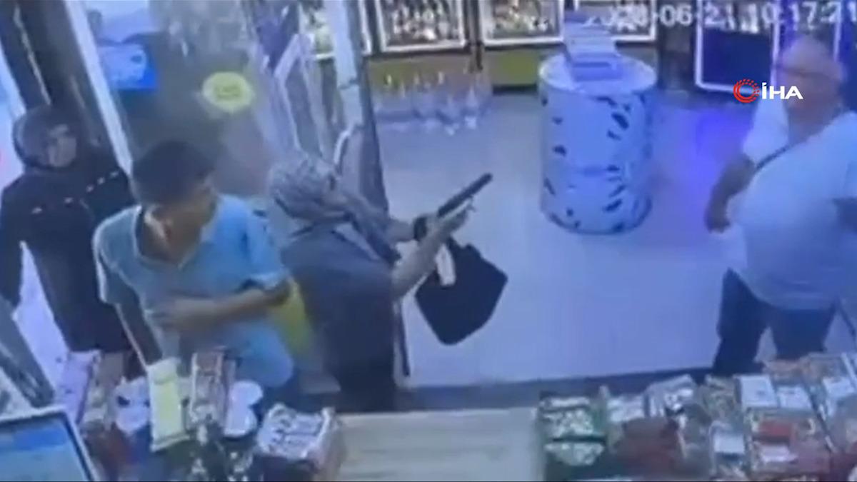 Kocasını &ouml;ld&uuml;rmek isterken silahı tutukluk yaptı!  2