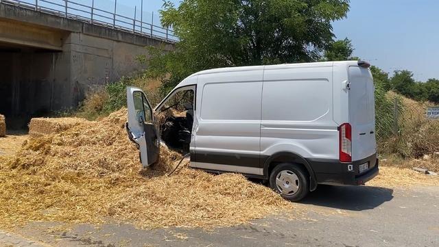 Aydın da otoyolda kaza: TIR daki saman balyaları, minib&uuml;s&uuml;n &uuml;zerine d&uuml;şt&uuml; 4