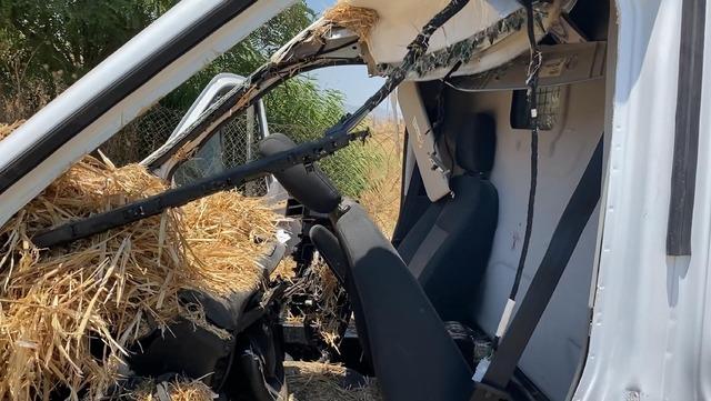 Aydın da otoyolda kaza: TIR daki saman balyaları, minib&uuml;s&uuml;n &uuml;zerine d&uuml;şt&uuml; 3