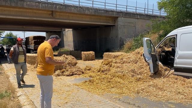 Aydın da otoyolda kaza: TIR daki saman balyaları, minib&uuml;s&uuml;n &uuml;zerine d&uuml;şt&uuml; 2