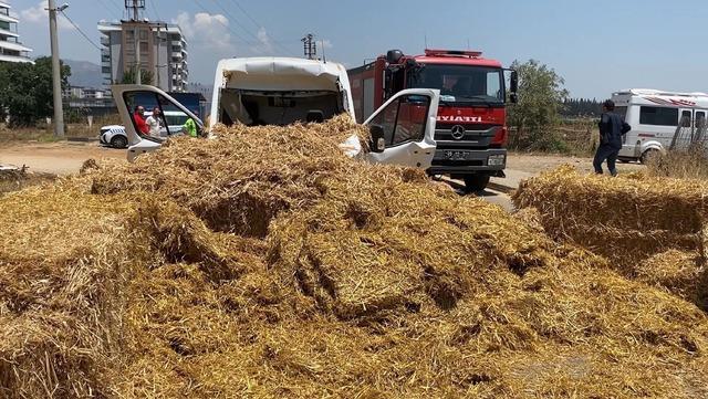 Aydın da otoyolda kaza: TIR daki saman balyaları, minib&uuml;s&uuml;n &uuml;zerine d&uuml;şt&uuml; 1