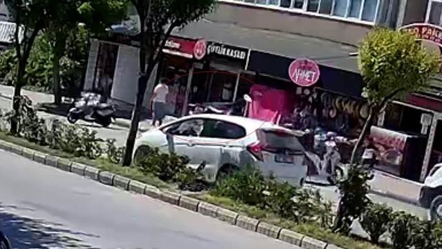 Aldığı takdir belgesinin sevinciyle koşarken otomobil &ccedil;arptı 1