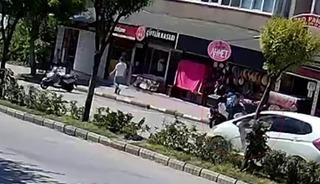 Aldığı takdir belgesinin sevinciyle koşarken otomobil &ccedil;arptı