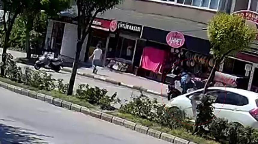 Aldığı takdir belgesinin sevinciyle koşarken otomobil &ccedil;arptı