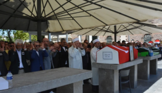 Cenazeye damga vuran g&ouml;r&uuml;nt&uuml;! Tek parti, iki genel başkan...
