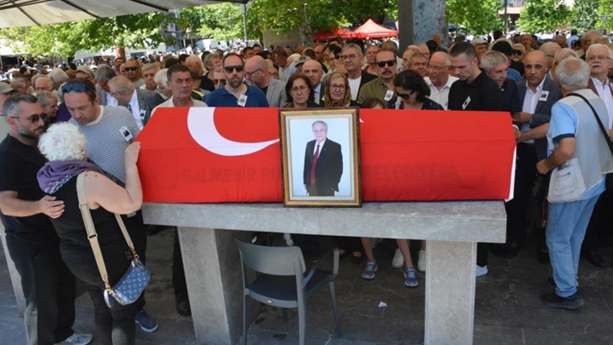 Cenazeye damga vuran g&ouml;r&uuml;nt&uuml;! Tek parti, iki genel başkan... 1