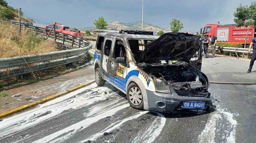 Polis aracı alevlere teslim oldu